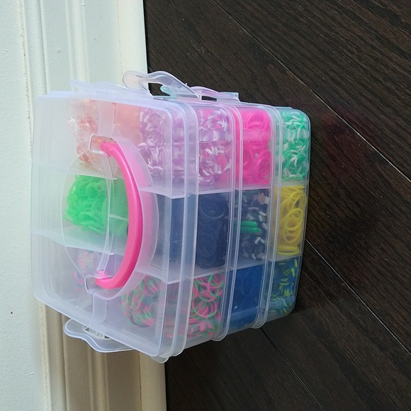 Rainbow Loom kit and bonus bands in container - Picture 6 of 7